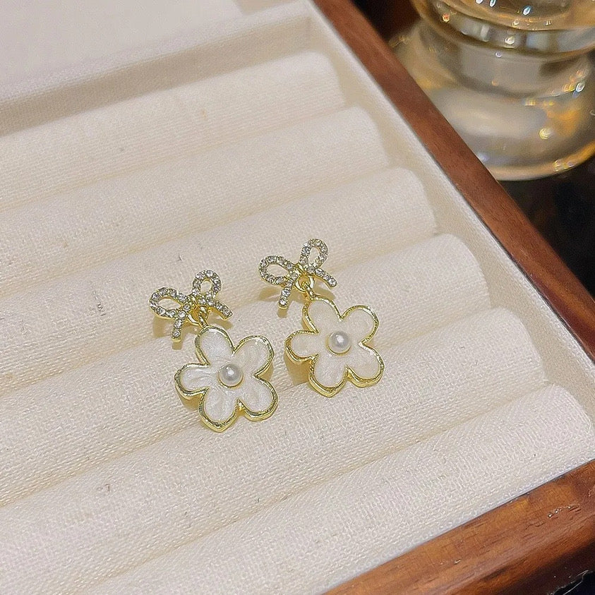 14K Gold Bow Earrings